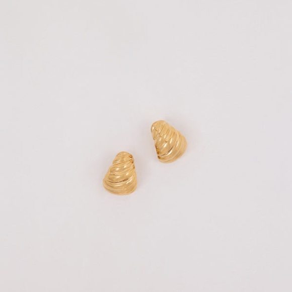 Heaven Mayhem Shell Gold Earrings. - Picture 2 of 4